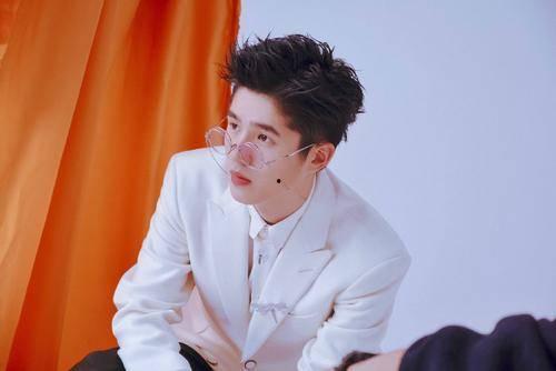 王一博吃瓜娱乐圈八卦,娱乐圈八卦背后的真相