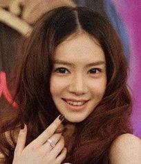 明星网红出门对比,奢华与日常的鲜明对比