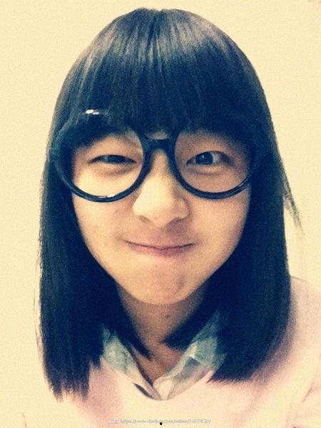 黑框眼镜女吃瓜,揭秘娱乐圈幕后故事