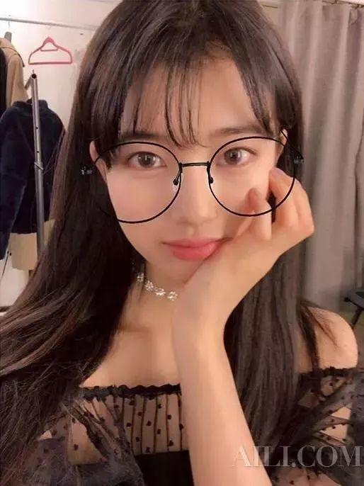 眼镜妹宿舍吃瓜爆料本人叫什么,吃瓜爆料背后的神秘人物身份揭晓