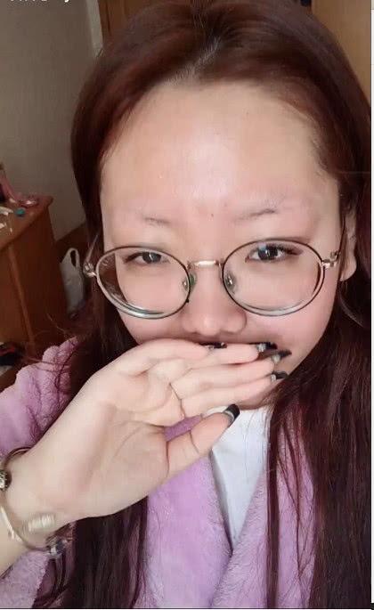 眼镜妹宿舍吃瓜爆料本人叫什么,吃瓜爆料背后的神秘人物身份揭晓